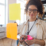 Mulher de negócios entendendo a importância de alinhar estratégias de Branding e SEO.